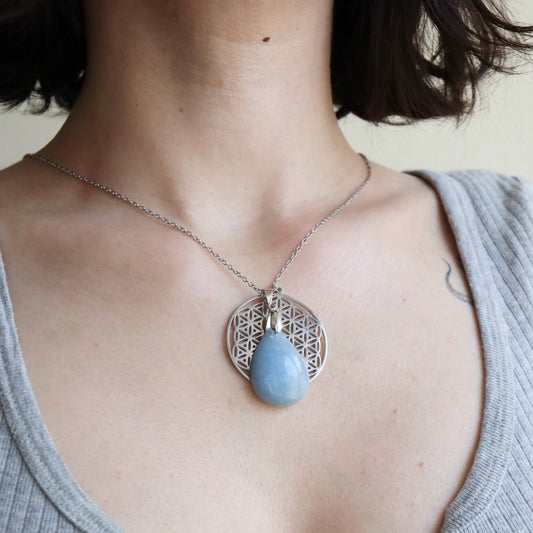 Talisman d’apaisement ☽ Angélite & fleur de vie