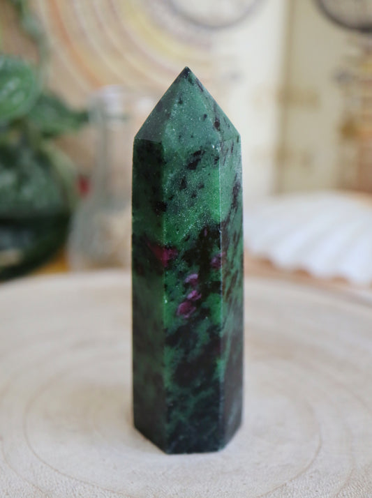 Pointe de rubis zoïsite