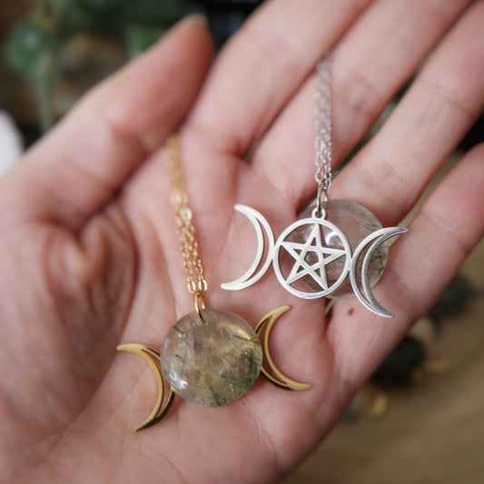 Talisman porte-bonheur ☽ Quartz actinolite + tourmaline & triple lune + pentacle